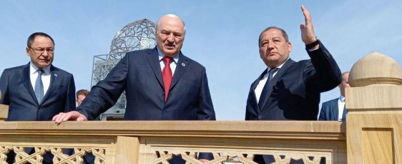 Лукашенко высадил дуб на аллее ШОС в Самарканде